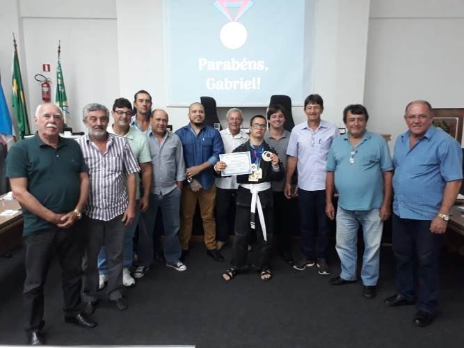 Destaque estadual em lutas paradesportivas, Gabriel Donna Benincá é homenageado na Câmara