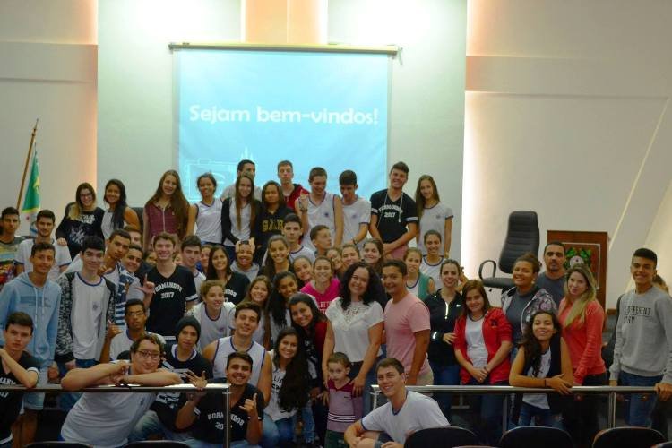 Exibição de filme na CMAC promove debate sobre educação e desigualdades para público de 200 jovens