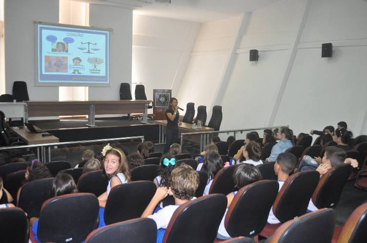 Projeto da Câmara de Alfredo Chaves apresenta o Poder Legislativo a alunos do município