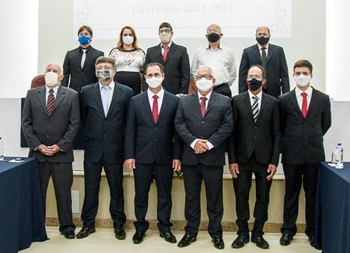 Da esq. para dir (acima): o Vereador e Primeiro Secretário da Câmara, Zanata; a Vice-Prefeita, Jane Bettcher; o Presidente da Câmara, Charles Gaigher; o Prefeito Municipal, Dr. Fernando; e o Vice-Presidente da Câmara, Nilton Belmok. Da esq. p/ dir. (abaixo): os Vereadores Narcizo Grassi, Osvaldo Sgulmaro, Adilson Roveta, Sérgio Bianchi, Serafino Simoni e Hugo Luiz Meneghel.